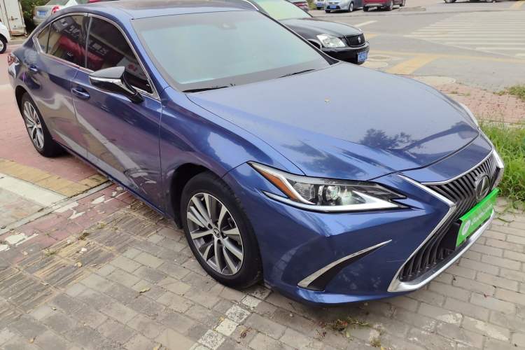 Used Lexus ES 2020 200 Excellence Edition Front Right 45 Deg