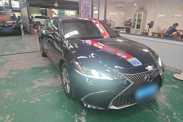 Used Lexus ES 2020 300h Premier Edition Front Right 45 Deg