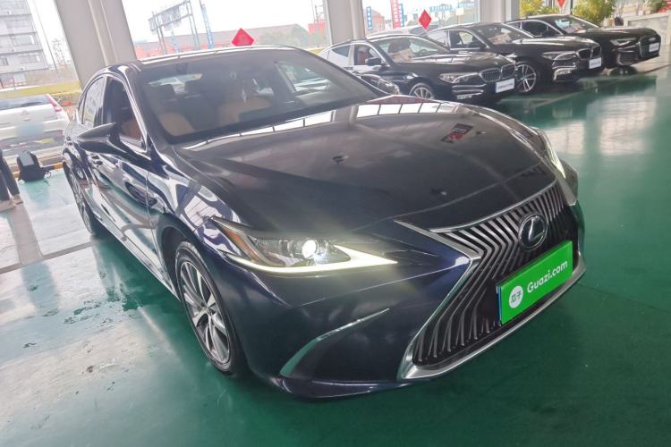 Used Lexus ES 2020 200 Excellence Edition Front Right 45 Deg