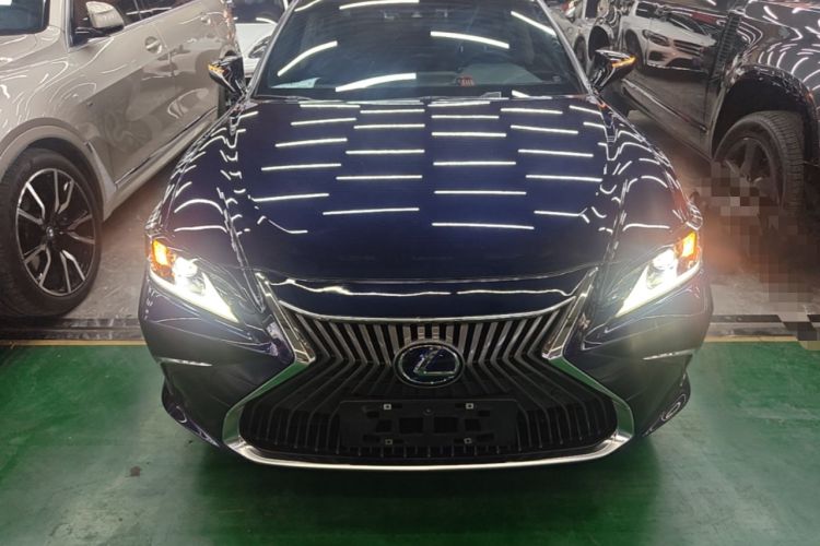 Used Lexus ES 2020 300h Premier Edition Front
