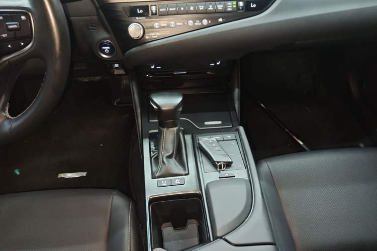 Used Lexus ES 2020 300h Premier Edition Gear Lever