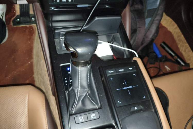 Used Lexus ES 2020 300h Premier Edition Gear Lever