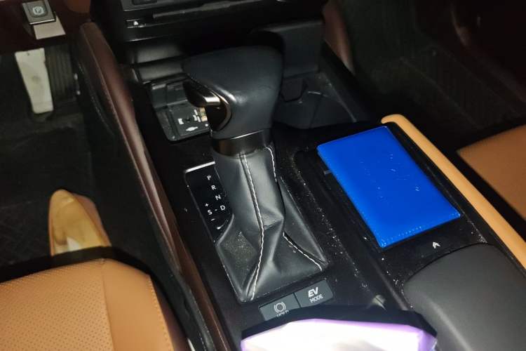 Used Lexus ES 2020 300h Premier Edition Gear Lever