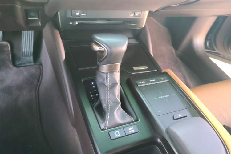 Used Lexus ES 2020 300h Premier Edition Gear Lever