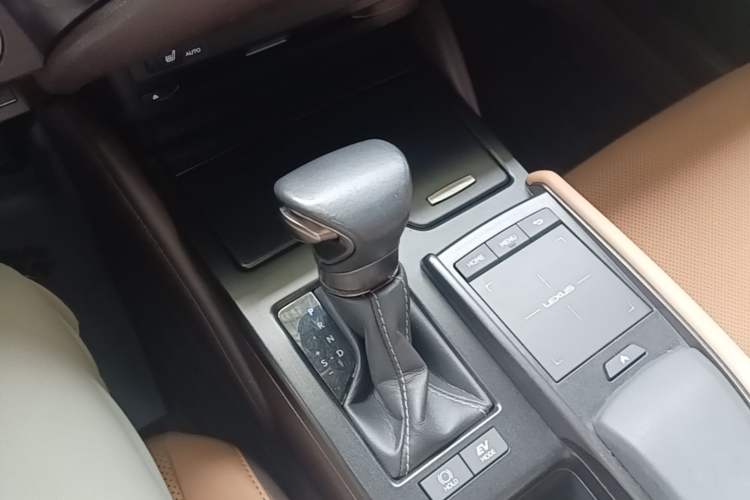 Used Lexus ES 2020 300h Premier Edition Gear Lever