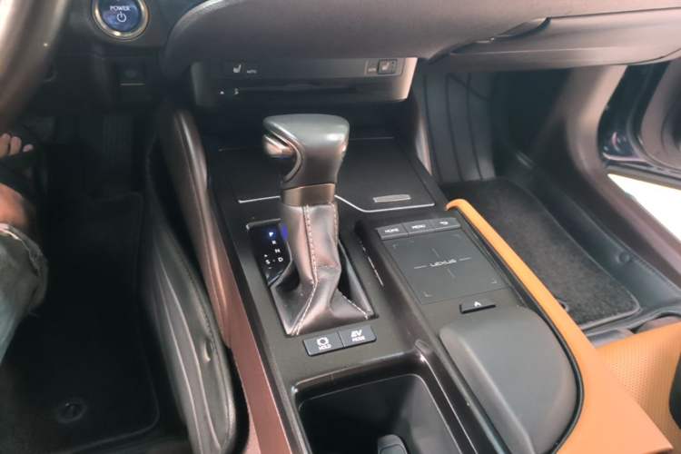 Used Lexus ES 2020 300h Premier Edition Gear Lever