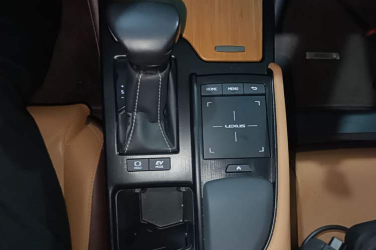 Used Lexus ES 2020 300h Premium Edition Gear Lever