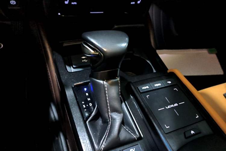 Used Lexus ES 2020 300h Premier Edition Gear Lever