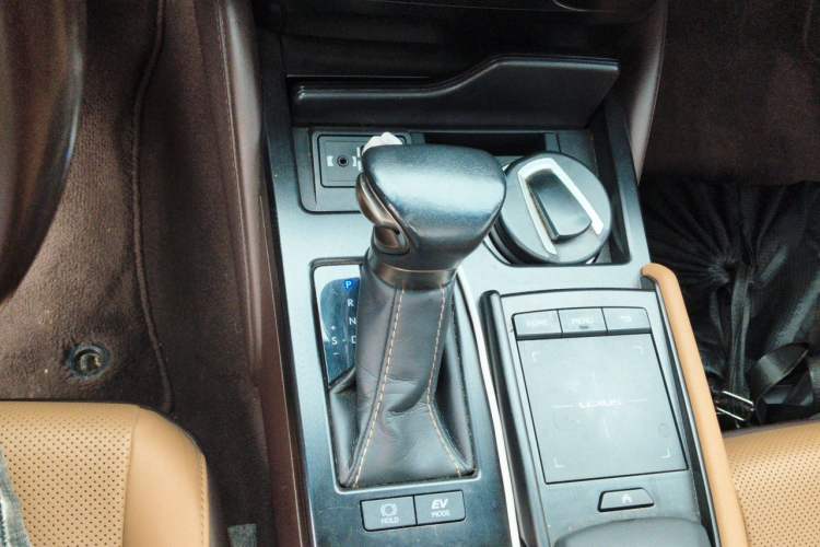 Used Lexus ES 2020 300h Premier Edition Gear Lever