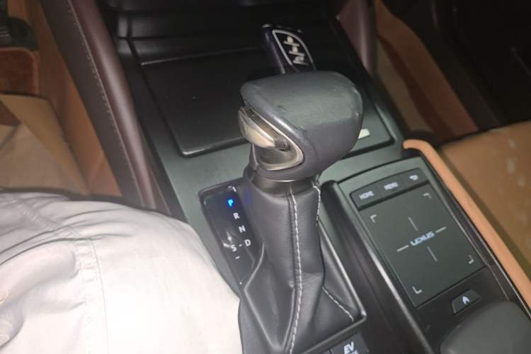 Used Lexus ES 2020 300h Premier Edition Gear Lever