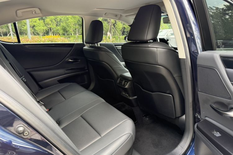 Used Lexus ES 2020 300h Premier Edition Interior 1