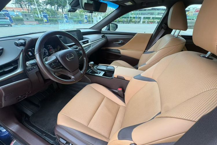 Used Lexus ES 2020 300h Premier Edition Interior 2
