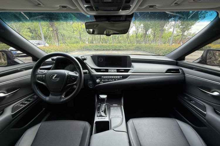 Used Lexus ES 2020 300h Premier Edition Interior 2
