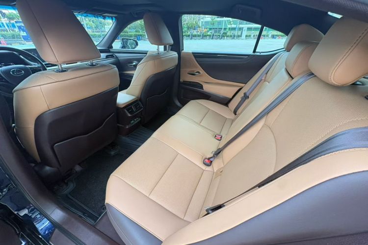 Used Lexus ES 2020 300h Premier Edition Interior 3