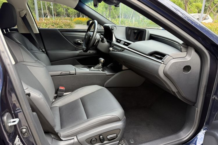 Used Lexus ES 2020 300h Premier Edition Interior 3