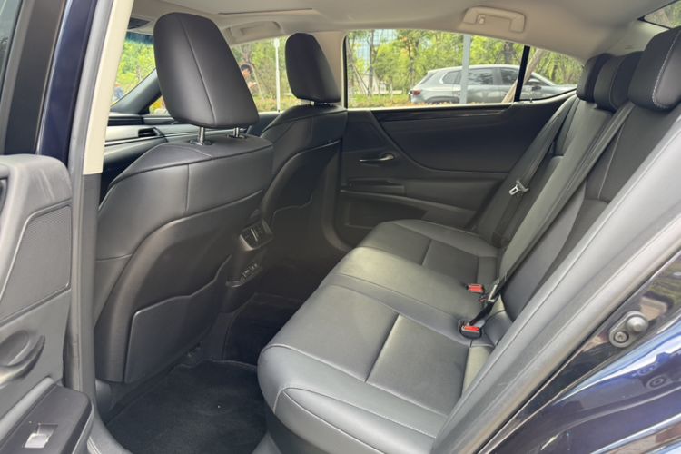 Used Lexus ES 2020 300h Premier Edition Interior 5