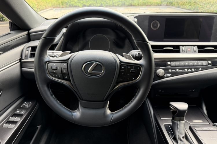 Used Lexus ES 2020 300h Premier Edition Interior 6