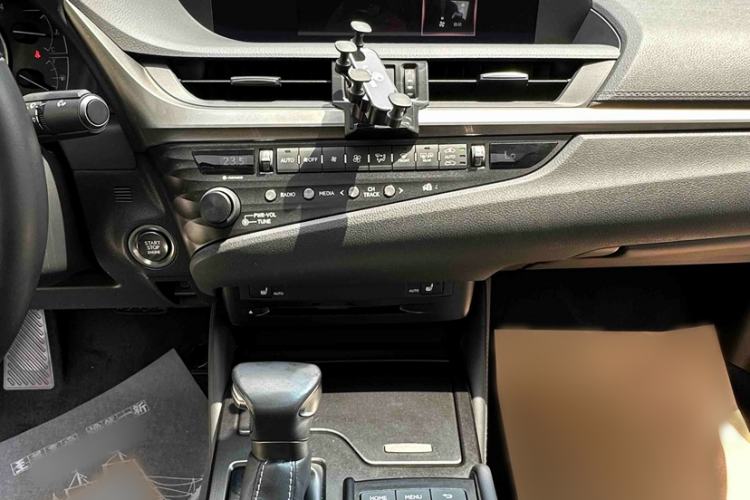 Used Lexus ES 2020 200 Excellence Edition Interior 6