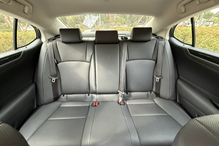 Used Lexus ES 2020 300h Premier Edition Interior 7