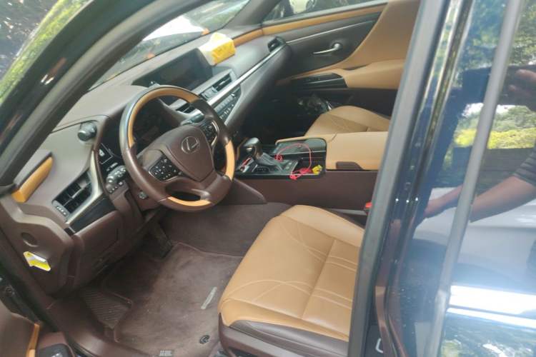 Used Lexus ES 2020 300h Deluxe Edition Left Front Seat