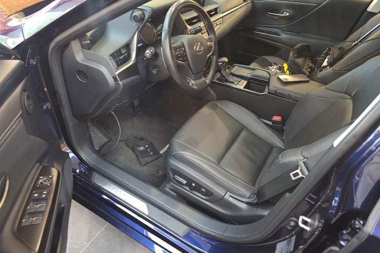 Used Lexus ES 2020 300h Premier Edition Left Front Seat