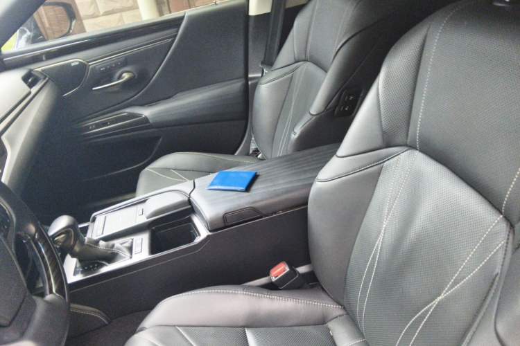 Used Lexus ES 2020 300h Executive Edition Left Front Seat