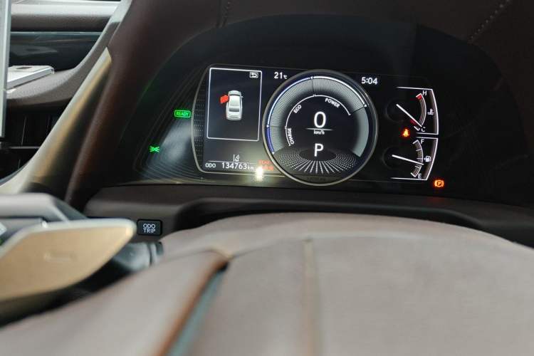 Used Lexus ES 2020 300h Premier Edition Odometer Close Up