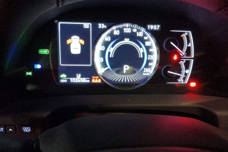 Used Lexus ES 2020 300h Premier Edition Odometer Close Up