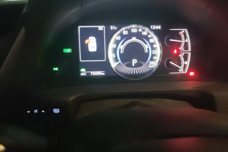 Used Lexus ES 2020 300h Premier Edition Odometer Close Up