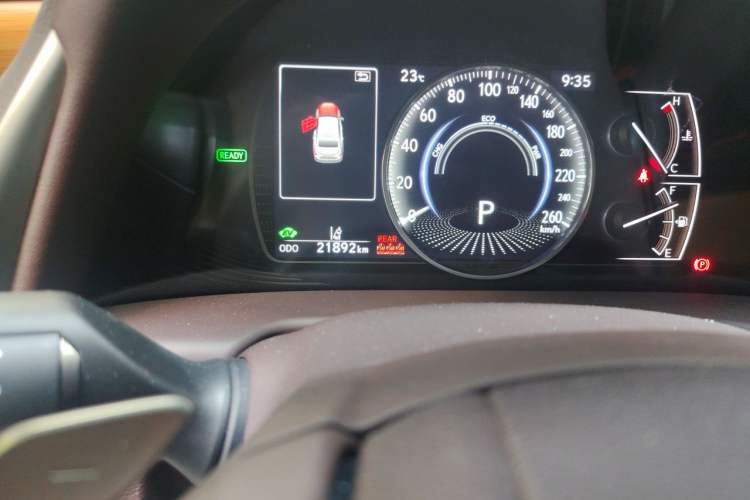 Used Lexus ES 2020 300h Deluxe Edition Odometer Close Up
