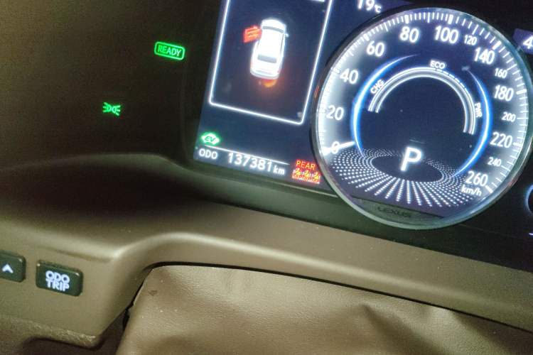 Used Lexus ES 2020 300h Premier Edition Odometer Close Up