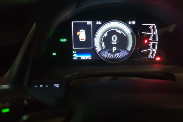 Used Lexus ES 2020 300h Premier Edition Odometer Close Up