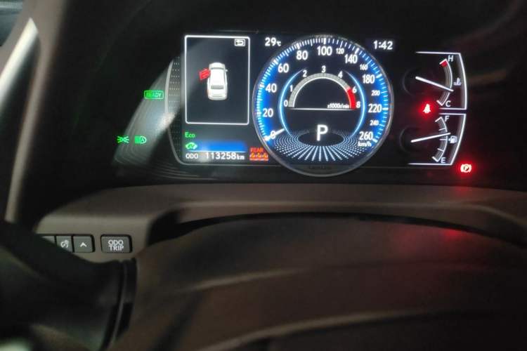 Used Lexus ES 2020 300h Premier Edition Odometer Close Up