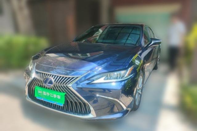 Ojetý Lexus ES 2020 300h Premier Edition