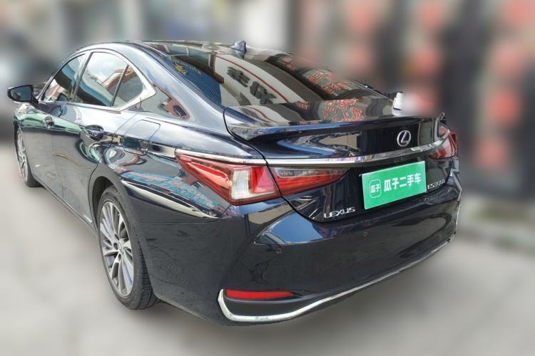 Used Lexus ES 2020 300h Deluxe Edition Rear Left 45 Deg