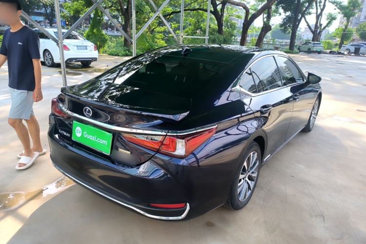 Used Lexus ES 2020 300h Premier Edition Rear Right 45 Deg