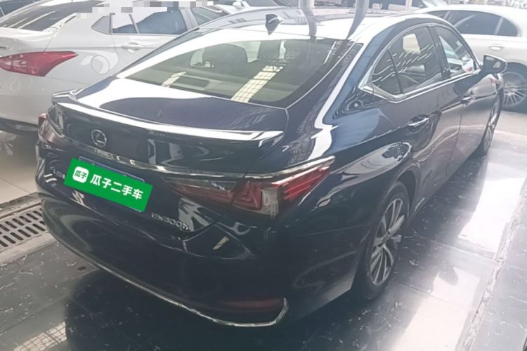 Used Lexus ES 2020 300h Premier Edition Rear Right 45 Deg