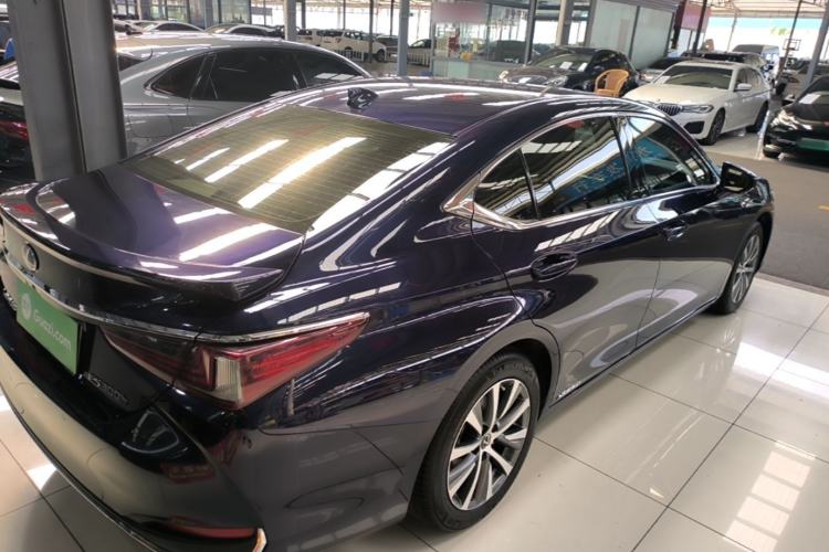 Used Lexus ES 2020 300h Premier Edition Rear Right 45 Deg