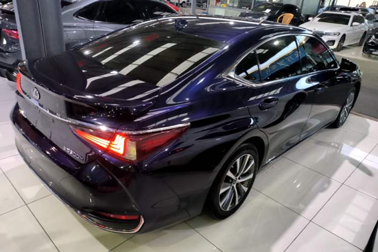 Used Lexus ES 2020 300h Premier Edition Rear Right 45 Deg