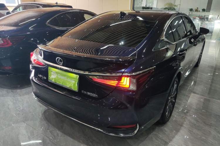 Used Lexus ES 2020 300h Deluxe Edition Rear Right 45 Deg