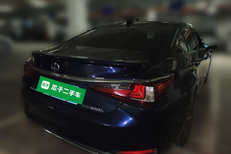 Used Lexus ES 2020 300h Premier Edition Rear Right 45 Deg