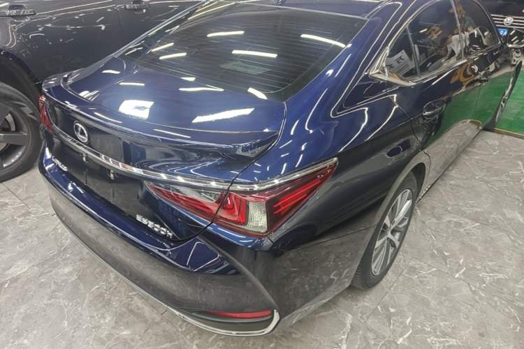 Used Lexus ES 2020 300h Premier Edition Rear Right 45 Deg