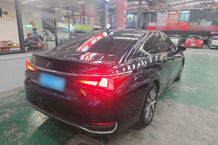 Used Lexus ES 2020 300h Premier Edition Rear Right 45 Deg