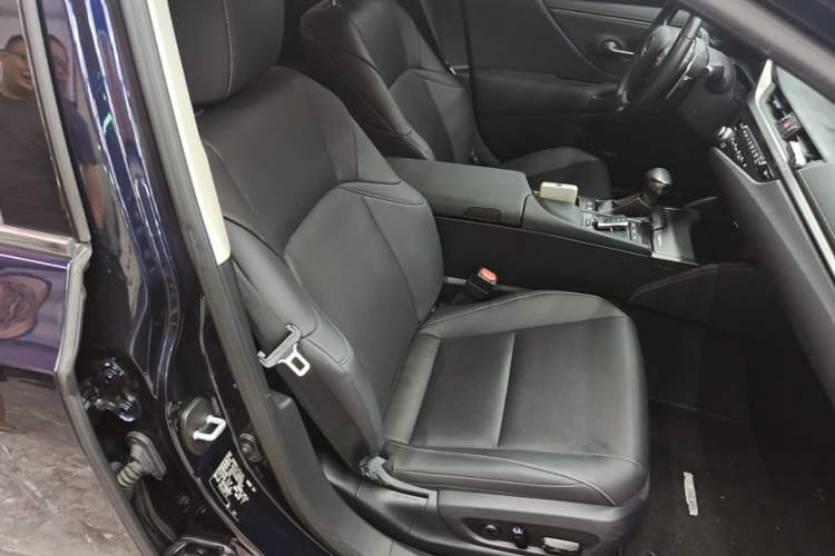 Used Lexus ES 2020 300h Premier Edition Right Front Seat