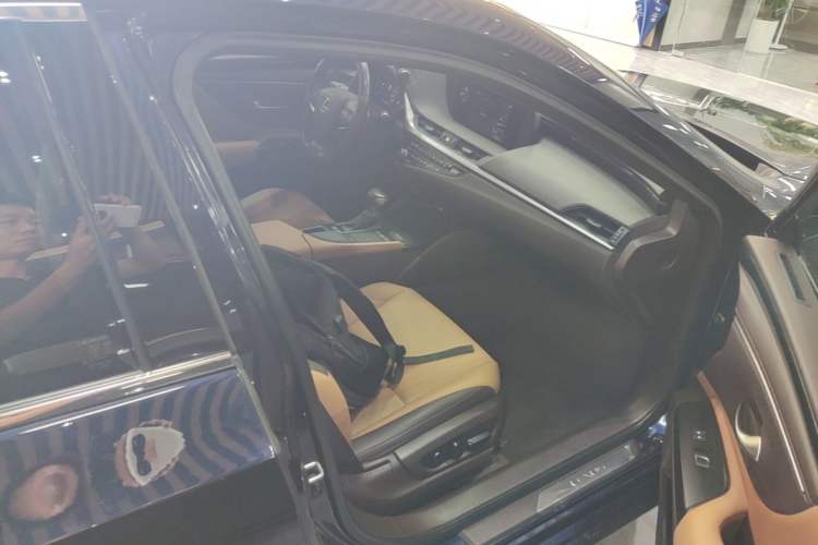 Used Lexus ES 2020 300h Deluxe Edition Right Front Seat