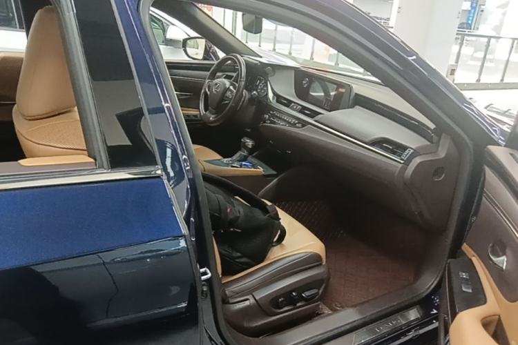 Used Lexus ES 2020 200 Excellence Edition Right Front Seat