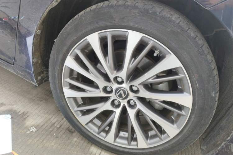 Used Lexus ES 2020 300h Deluxe Edition Right Front Wheel Hub