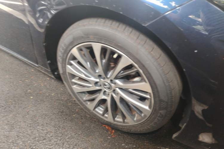 Used Lexus ES 2020 300h Deluxe Edition Right Front Wheel Hub