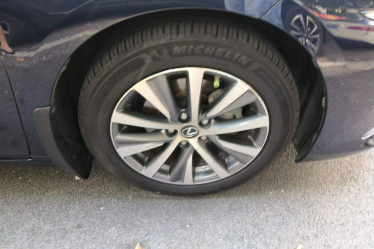 Used Lexus ES 2020 300h Premier Edition Right Front Wheel Hub