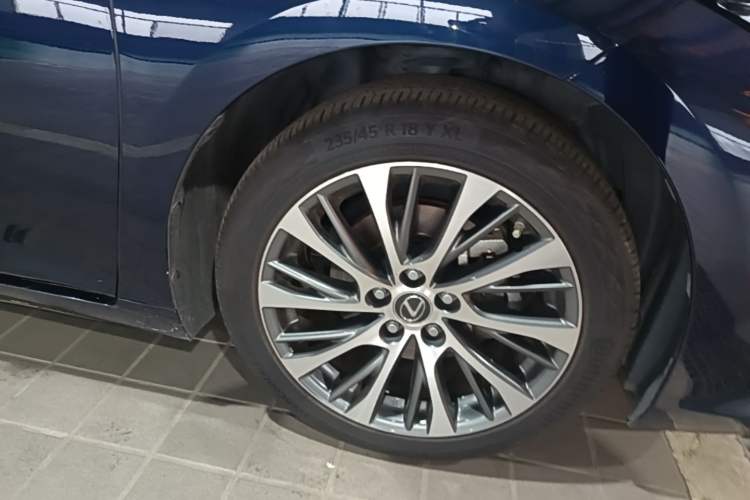 Used Lexus ES 2020 300h Premium Edition Right Front Wheel Hub